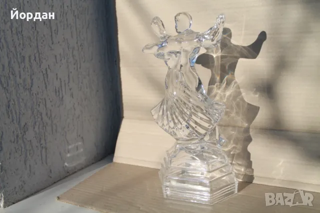 ''Танцуващи'' фигурки от стъкло