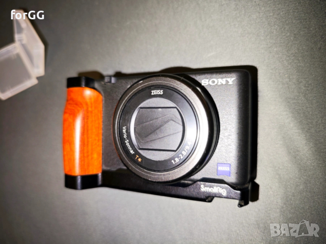 Фотоапарат за влогинг Sony ZV-1 с L грип/бракет SmalRig и екстри, снимка 7 - Фотоапарати - 53927135