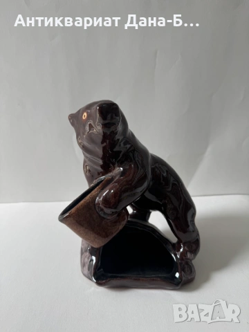 Ретро керамична фигура „Мечка с каца“ – Колекционерска декорация и пепелник/моливник