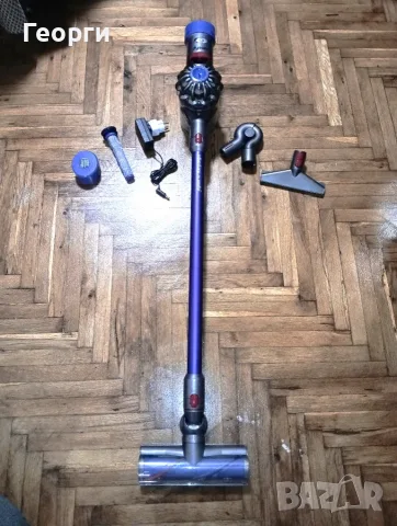 Продавам много добра Dyson V7 почистена прахосмукачка с отлична батерия и аксесоари