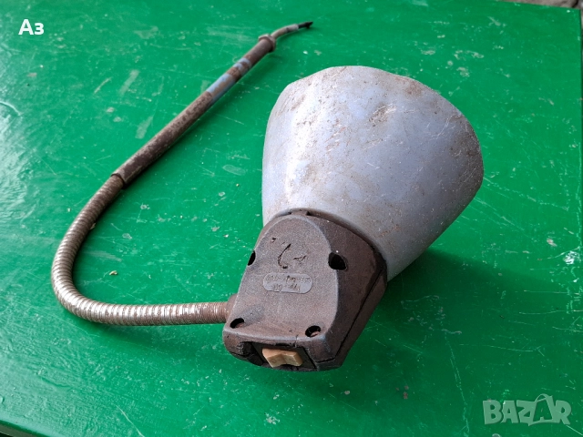 Стара индустриална лампа сванема от тезгях