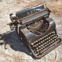 антична пишеща машина AEG , снимка 2 - Антикварни и старинни предмети - 33764218