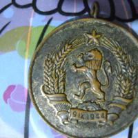 Бронзов медал за майчинска слава НРБ, снимка 2 - Антикварни и старинни предмети - 44637744