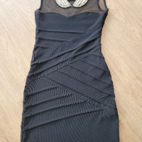 Черна рокля със златисто колие, снимка 2 - Рокли - 37050458