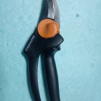 Fiskars ножица с въртяща се дръжка, снимка 1 - Градински инструменти - 44245651