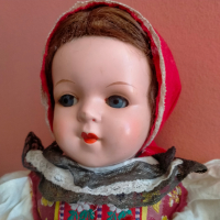 Колекционерска кукла народна носия Чехословакия ретро Celluloid 35 см, снимка 1 - Колекции - 44934272