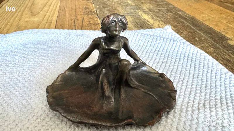Малка антикварна метална фигура на жена, снимка 1