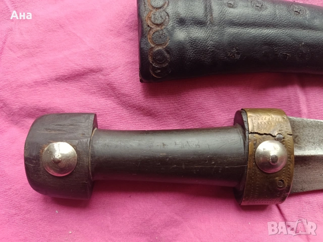 Османски ханджар с оригиналната си кожена кания. , снимка 2 - Антикварни и старинни предмети - 54025757