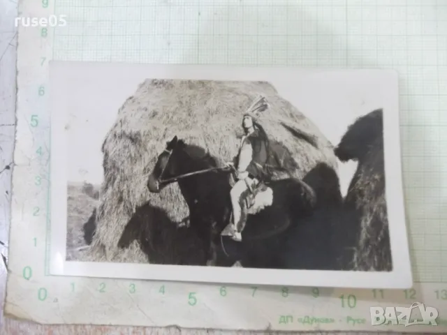 Снимка стара на мъж на кон като индианец