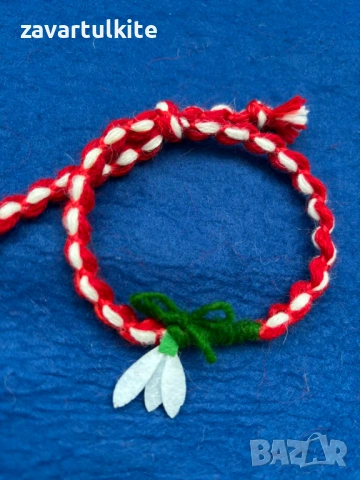 Мартеници гривни с кокиче, снимка 2 - Гривни - 53253530