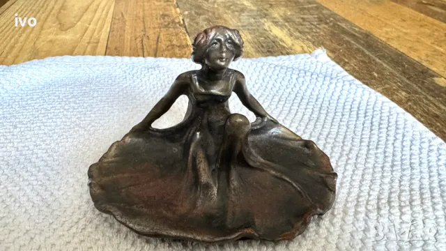Малка антикварна метална фигура на жена