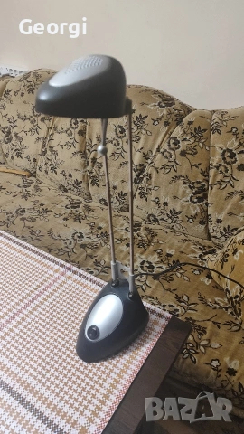 Халогенна лампа за бюро с телескопични рамо.