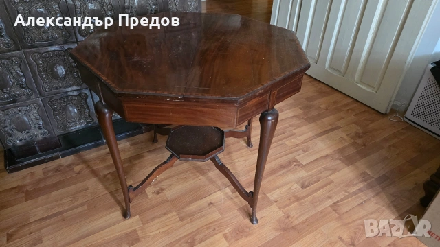 Старинна маса от масивно дърво 