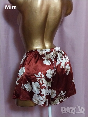  Резервирани L Сатенени шорти в бордо с бели цветя , снимка 2 - Къси панталони и бермуди - 52569079