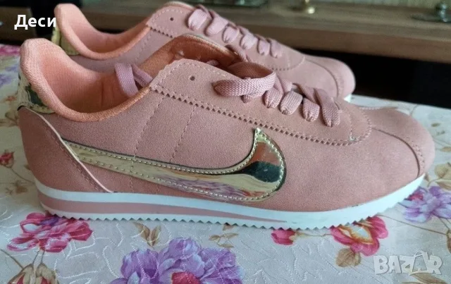 Дамски маратонки Nike.