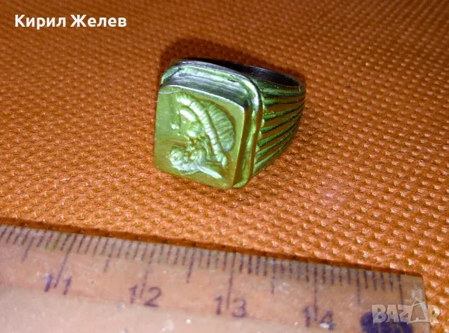 ПОЗЛАТЕН БРОНЗОВ ПРЪСТЕН РЕПЛИКА КОПИЕна АНТИЧЕН с РЕЛЕФНО ИЗОБРАЖЕНИЕ Тип ГЕМА на РИМСКИ ВОИН 44127, снимка 3 - Антикварни и старинни предмети - 47282551