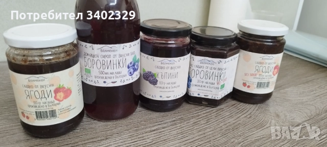 Домашно приготвен сироп и сладко от вкусни боровинки,ягоди . Подходящ за добавяне към чай, сок или д