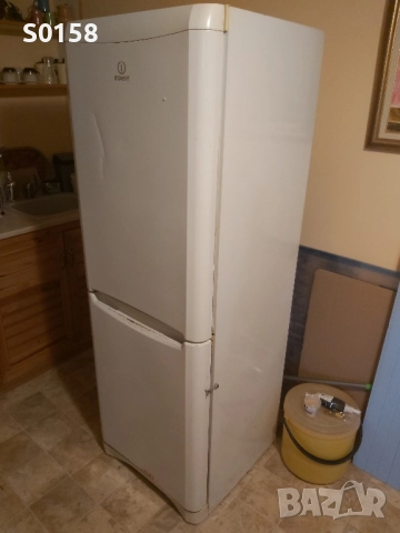 Работещ хладилник с фризер Indesit, снимка 3 - Хладилници - 52788052