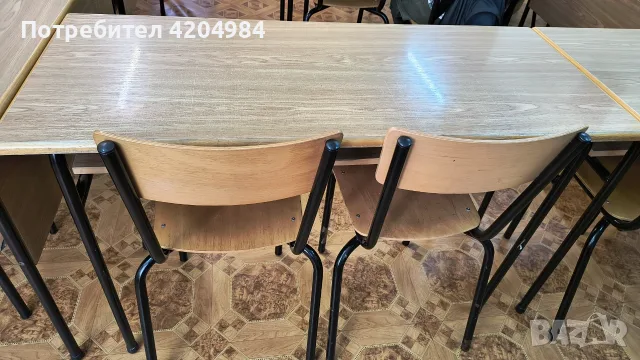 Комплект чин от дърво с два стола от дърво