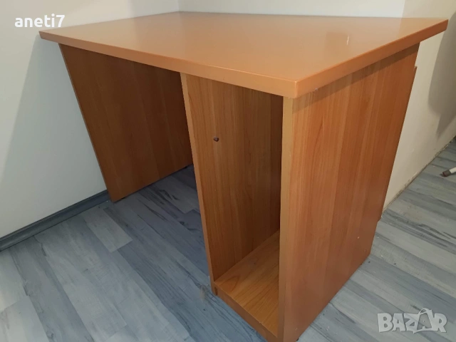 Работно бюро 110/60/77 см с отделение за компютър. В отлично състояние., снимка 2 - Бюра - 53251867