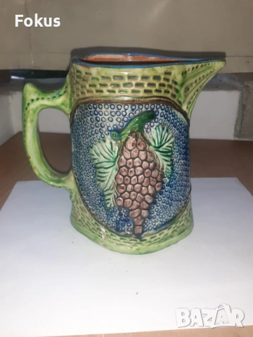 Стара релефна глечосана кана за вино троянска керамика