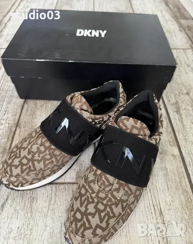 Дамски спортни обувки DKNY
