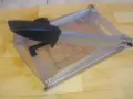 НОВА НЕМСКА ОРИГИНАЛНА РЪЧНА ДВОЙНА ГИЛОТИНА ЛОСТОВА РОЛКОВ НОЖ РЯЗАНЕ ХАРТИЯ КАРТОН СНИМКИ И ДРУГИ, снимка 15