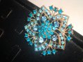 БРОШКА с ИНКРУСТИРАНИ СИНИ ФАСЕТИРАНИ КРИСТАЛИ МНОГО ЕФЕКТНА 16635, снимка 12