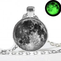 Светещо колие луна - фосфорна , флуоресцентна луна , снимка 1 - Колиета, медальони, синджири - 29978227