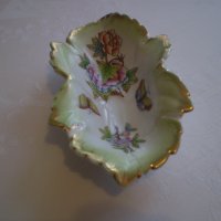 Винтидж чиния за бонбони Херенд, унгарска кралица Виктория, ръчно рисувана форма на листа, златен ръ, снимка 12 - Антикварни и старинни предмети - 38849171