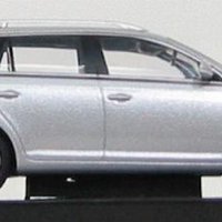 Volkswagen Golf V Variant - мащаб 1:43 на AutoArt модела е нов в PVC дисплей-кейс, снимка 3 - Колекции - 31070137