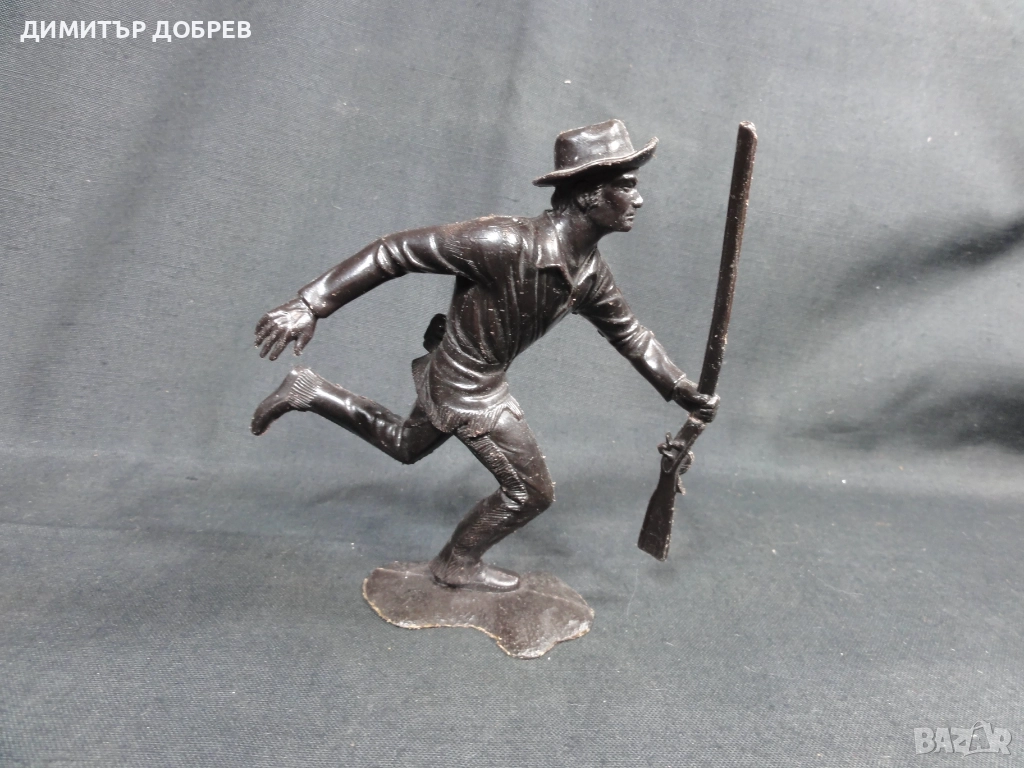 СТАРА РЕТРО СОЦ СССР ПЛАСТМАСОВА ФИГУРКА ТРАПЕР, снимка 1