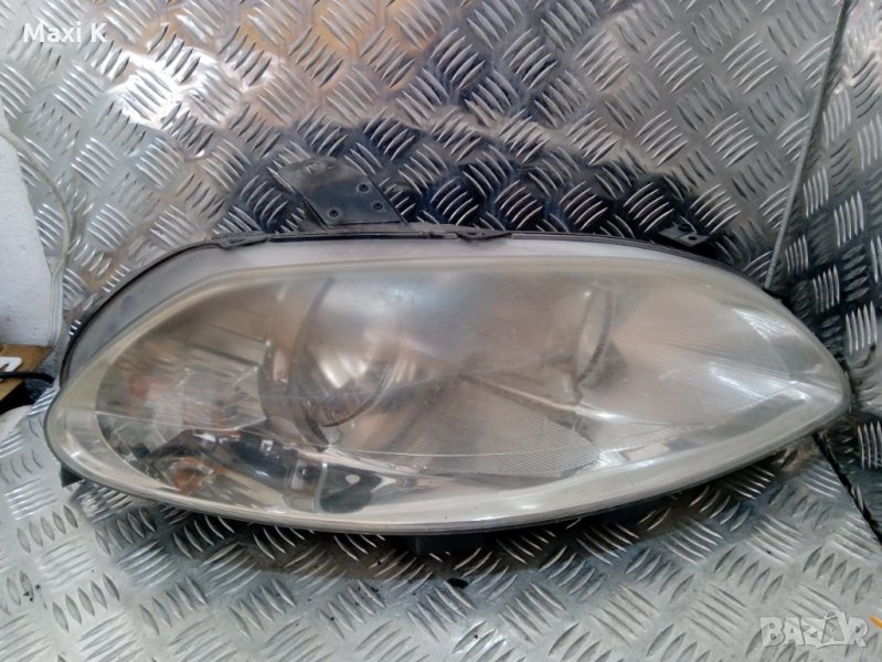 Десен фар Fiat Croma 2005г.с метални щипки, снимка 1