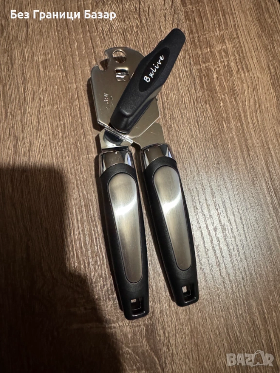 Нова Ръчна отварачка за консерви, метална, с ергономични дръжки и остър нож, снимка 1