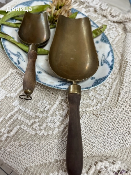 Две прекрасни лопатки В много добро винтидж състояние Месинг, дърво и възможност за закачане , снимка 1