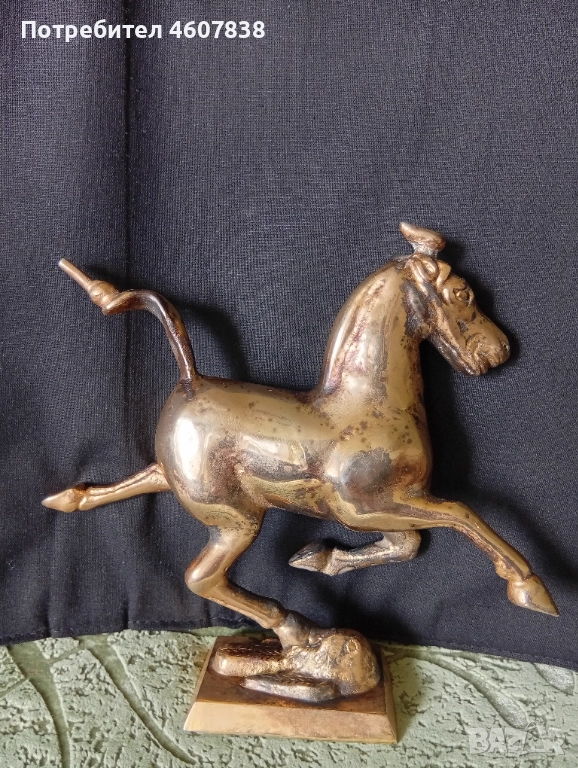 Скулптура  летящ кон бронз 18-19 см, снимка 1