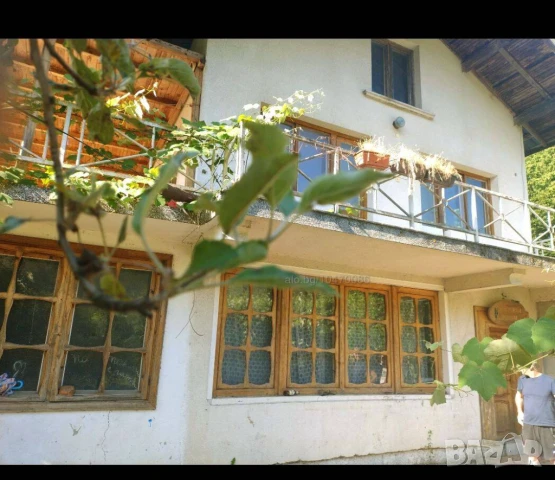 Продавам в гр.Тетевен имот ведно с 4 жил.сгради,гараж и стоп.постройка