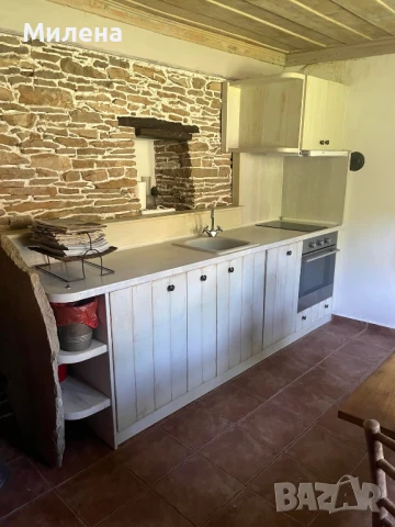 Кухненски бокс със шкафове и вградени уреди