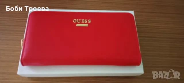 Голямо портмоне  Guess с изчистен дизайн, акцентно метално лого