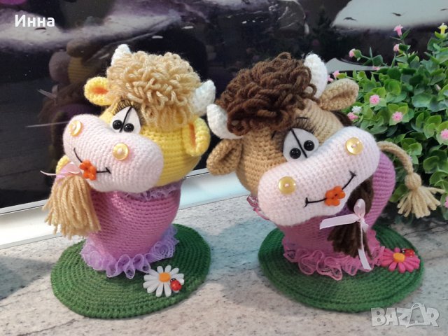 Подарок ”Влюбена кравичка”, Плетена играчка, Ръчно изработена, Перфектен подарък , снимка 13 - Романтични подаръци - 31569226
