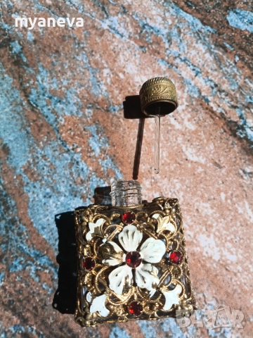 Vintage шише за парфюм, колекция от ​исторически и възпоменателни значки,​ военни отличия и символи , снимка 5 - Други - 51636152