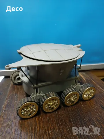 Стара руска играчка луноход. 