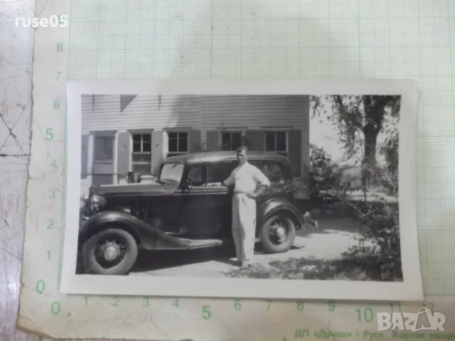 Снимка стара на мъж пред къща до колата