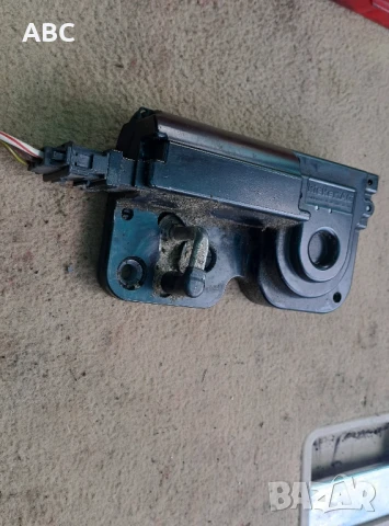 Заключващ механизъм заден капак Vw Touareg , снимка 3 - Части - 50503537