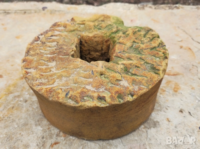 Старо каменно точило от дялан камък 