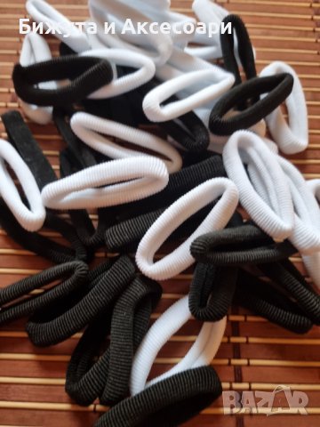 Обикновени ластици в черен и бял цвят - 48 броя в пакет, снимка 1 - Аксесоари за коса - 39256493