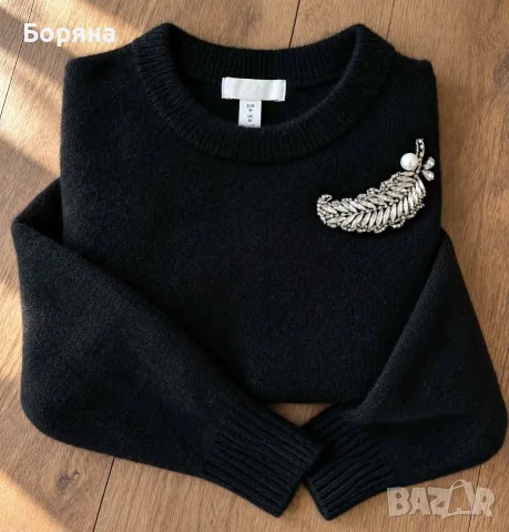 H&M нов черен пуловер с брошка