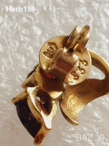 Златни осем каратови обеци с инкрустирани гранати, снимка 3 - Обеци - 54271324