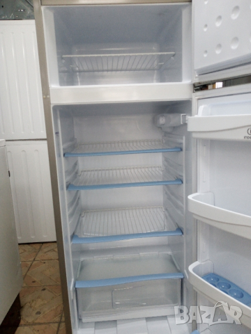 Сив хладилник с горна камера Indesit  2 години гаранция!, снимка 2 - Хладилници - 44756114