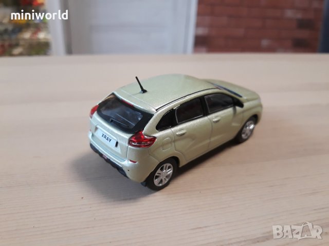 ВАЗ Лада Xray 2015 - мащаб 1:43 на DeAgostini моделът е нов в блистер, снимка 7 - Колекции - 32376844